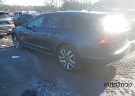 2022 Volvo V90 Cross Country B6 z USA, uszkodzony, nr VIN YV4062NL1N1148573